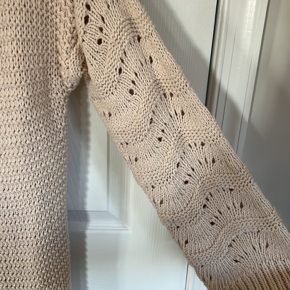 Gorgeous beige long duster with crochet sleeve details - Picture 2 of 4